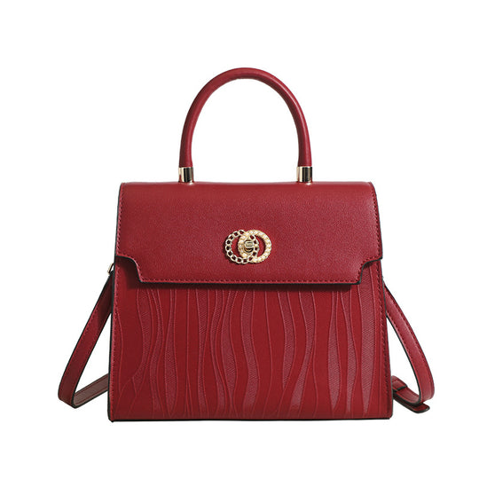 Damen Handtasche mit eleganter Wellenstruktur und goldener Schnallenakzent Nord Taschen
