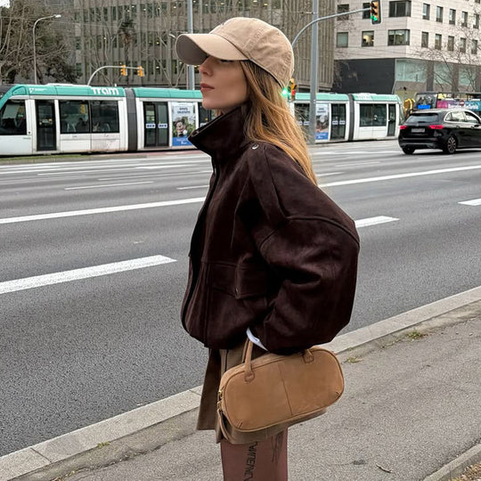 Damen Oversize Veloursleder-Bomber mit Schulterpatten, Pattentaschen und hohem Stehkragen Nord Taschen