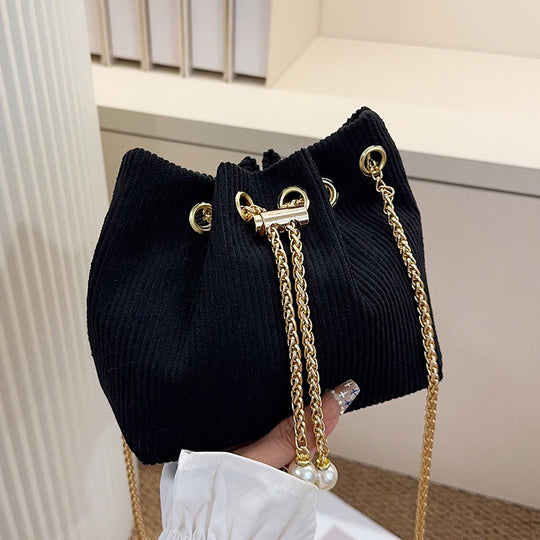Damen Beuteltasche mit elegantem Kettenverschluss und zarten Quasten Nord Taschen