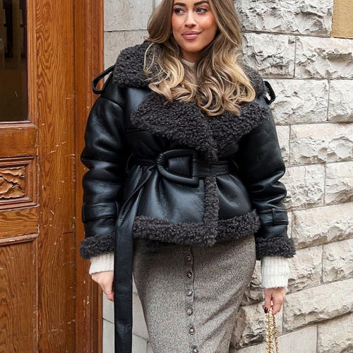 Damen Kurze Fliegerjacke aus Kunstleder mit Teddyfell-Kragen und Taillengürtel Nord Taschen
