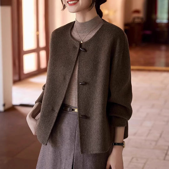 Damen Kurze Wollmix-Jacke mit Rundhalsausschnitt, Ballonärmeln und Knebelknöpfen Nord Taschen