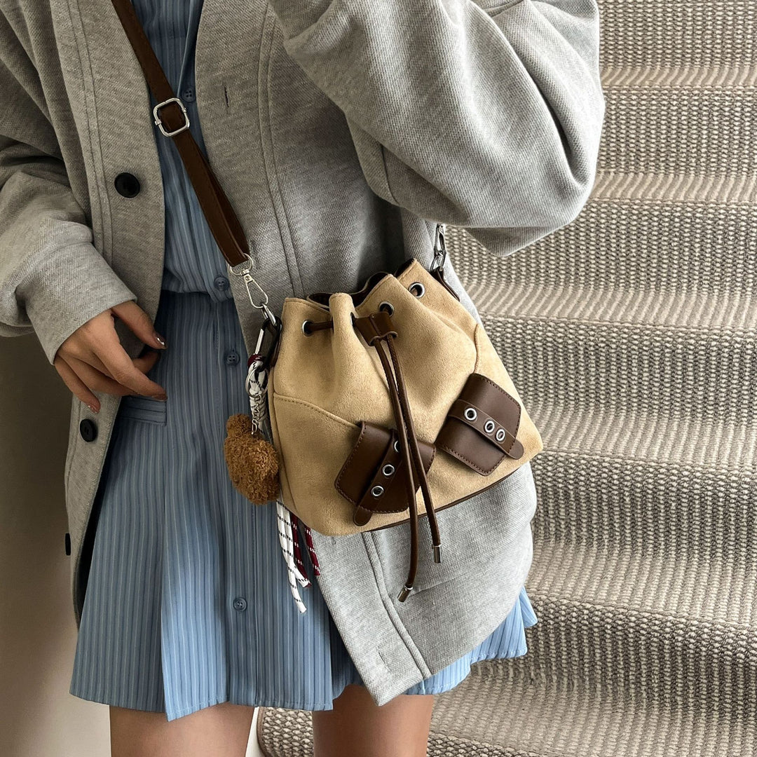 Damen Beuteltasche aus hochwertigem Veloursleder mit verstellbarem Schulterriemen Nord Taschen