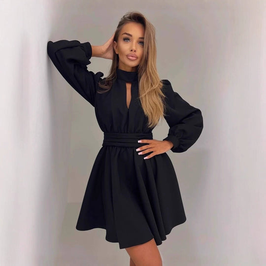 Damen Elegantes Kurzkleid mit Stehkragen, Cut-Out, weitem Glockenrock und Taillenschärpe Nord Taschen