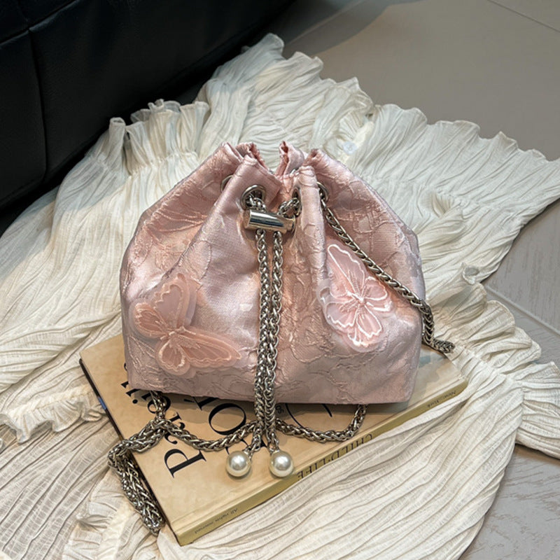 Damen Beuteltasche mit verspieltem Schmetterlingsdesign und eleganten Kettenakzenten Nord Taschen