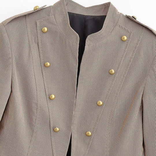 Damen Kurzblazer im Offiziersstil mit Stehkragen und dekorativen Metallknöpfen Nord Taschen