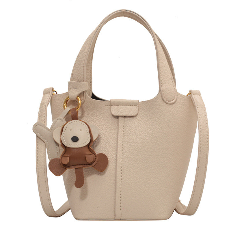 Damen Handtasche mit verspieltem Anhänger | Nord Taschen
