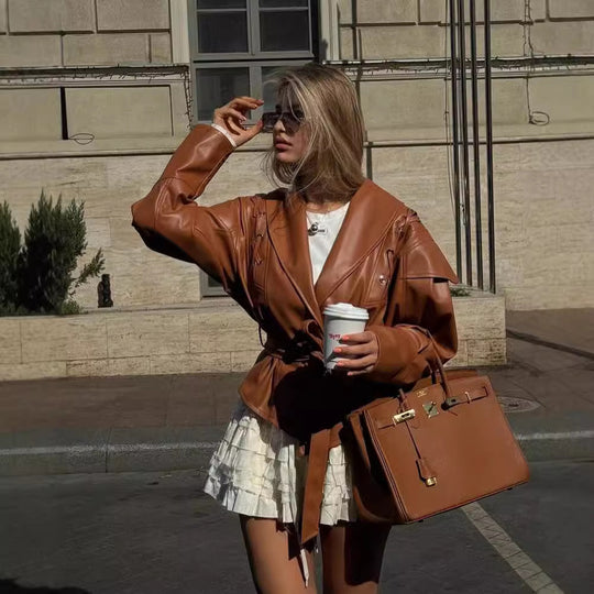 Damen Kurzjacke aus Wildlederoptik mit Wickelgürtel, Schalkragen und Schnürdetail Nord Taschen
