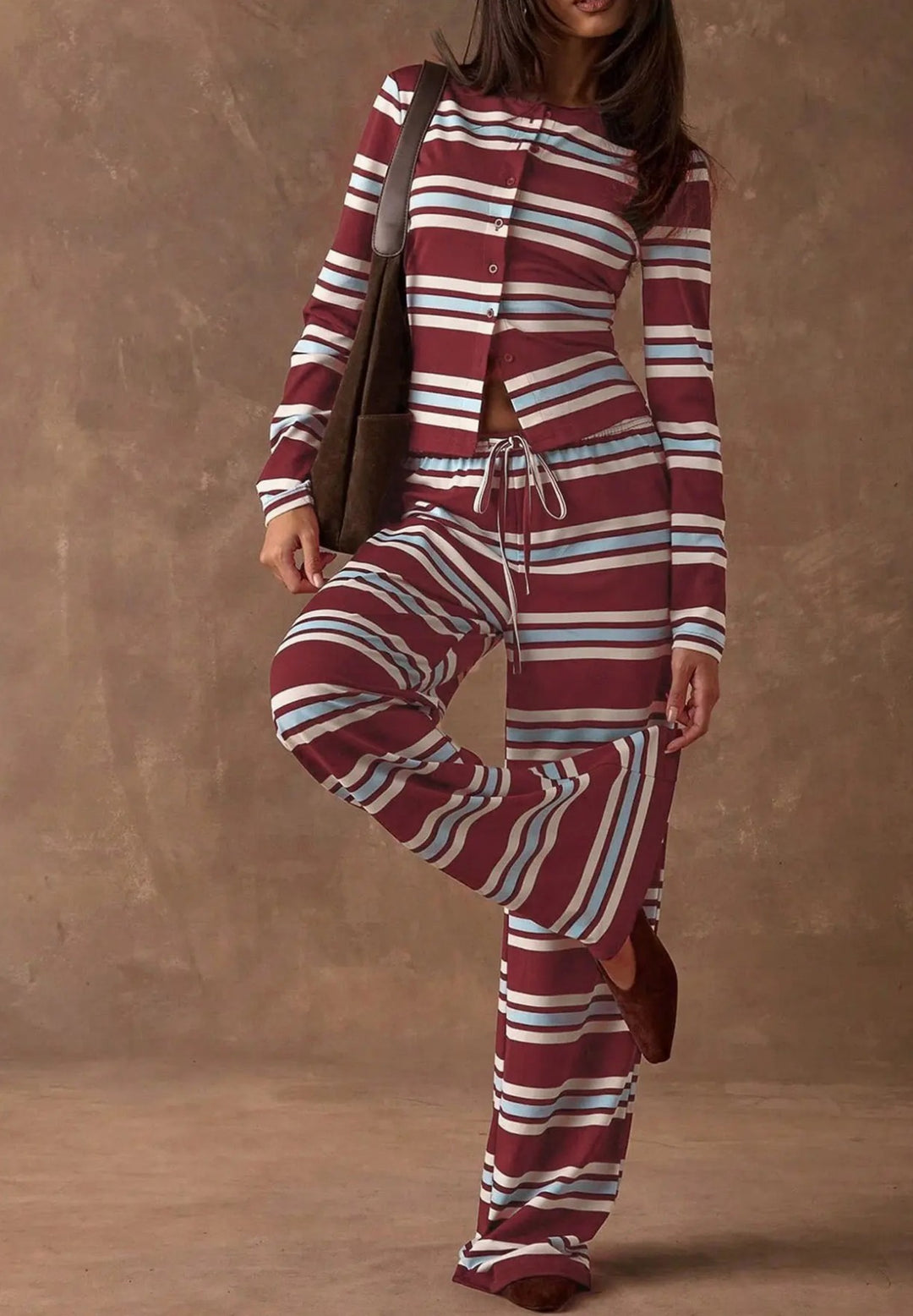 Damen Gestreiftes Strick-Lounge-Set mit tailliertem Knopfcardigan und weitem Palazzohose Nord Taschen