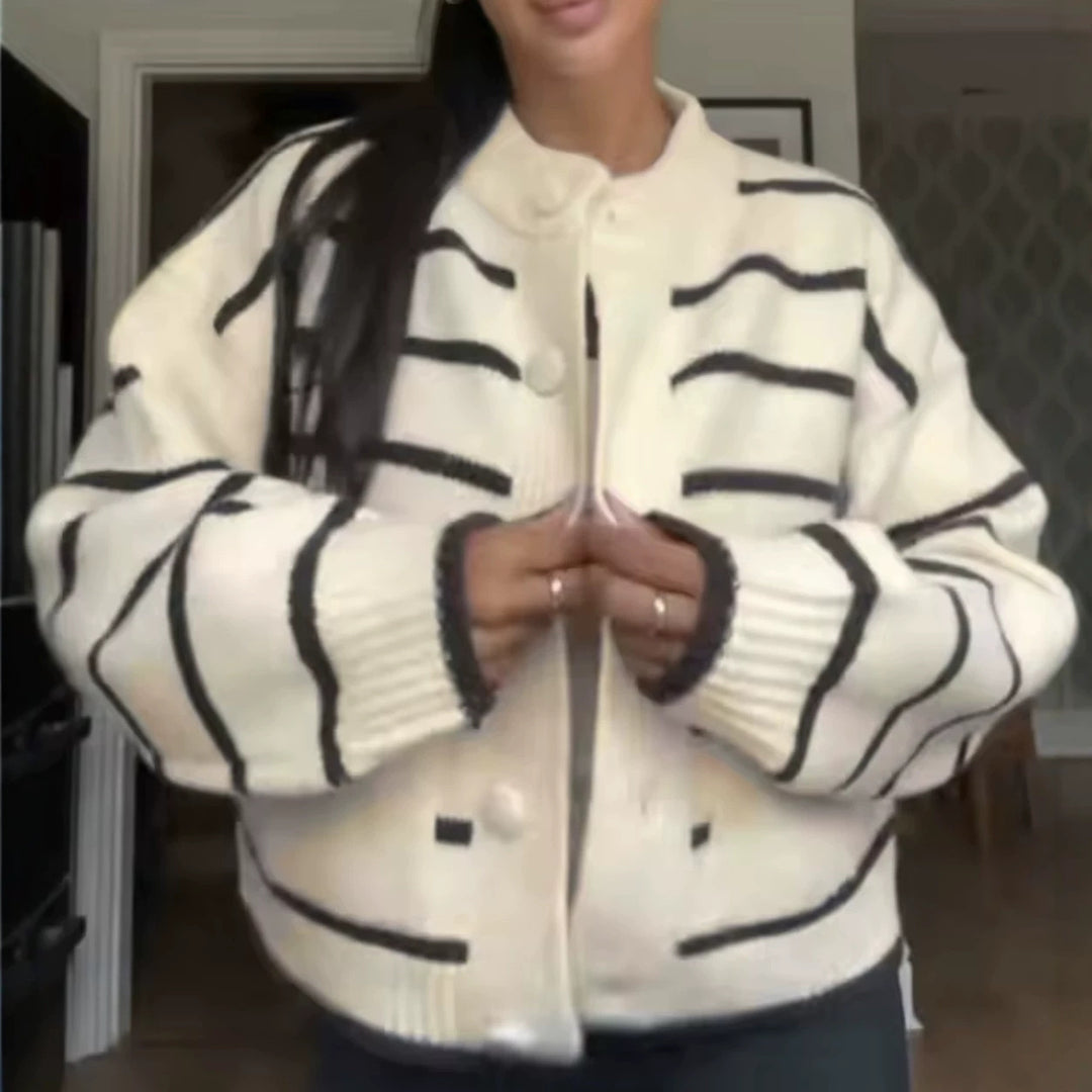 Damen Oversize Cropped‑Strickjacke im Blousonstil mit Kontraststreifen und großen Knöpfen Nord Taschen