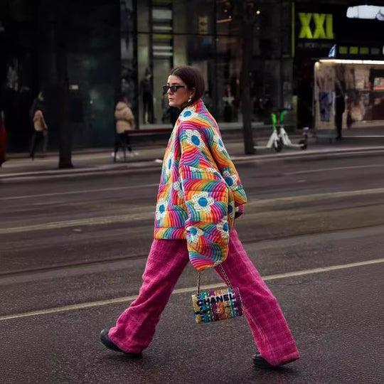 Damen Kurze Oversize-Steppjacke mit bunten Regenbogenstreifen und Blumenapplikation Nord Taschen