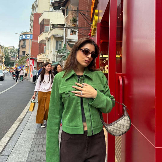 Damen Cropped Veloursjacke mit Hemdkragen, Reißverschluss und Zierringen Nord Taschen