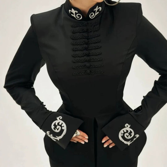 Damen Tailliertes Satin-Jackett mit Mandarinkragen, dekorativen Kordelverschlüssen und bestickten Manschetten Nord Taschen