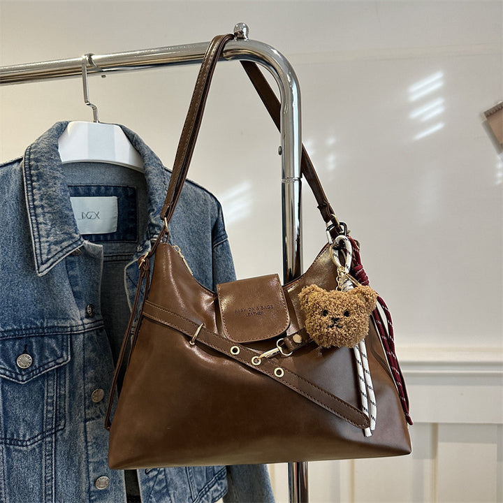 Damen modische Umhängetasche mit verspieltem Anhänger und edlem Design Nord Taschen