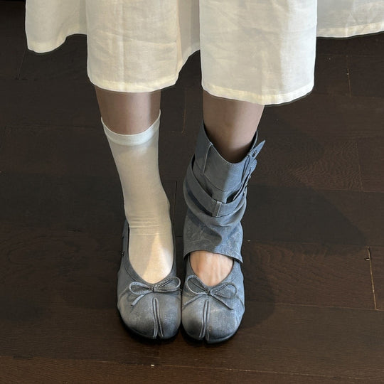 Damen Tabi-inspirierte Veloursleder-Ballerina mit Kappnaht und Schleifen-Detail Nord Taschen