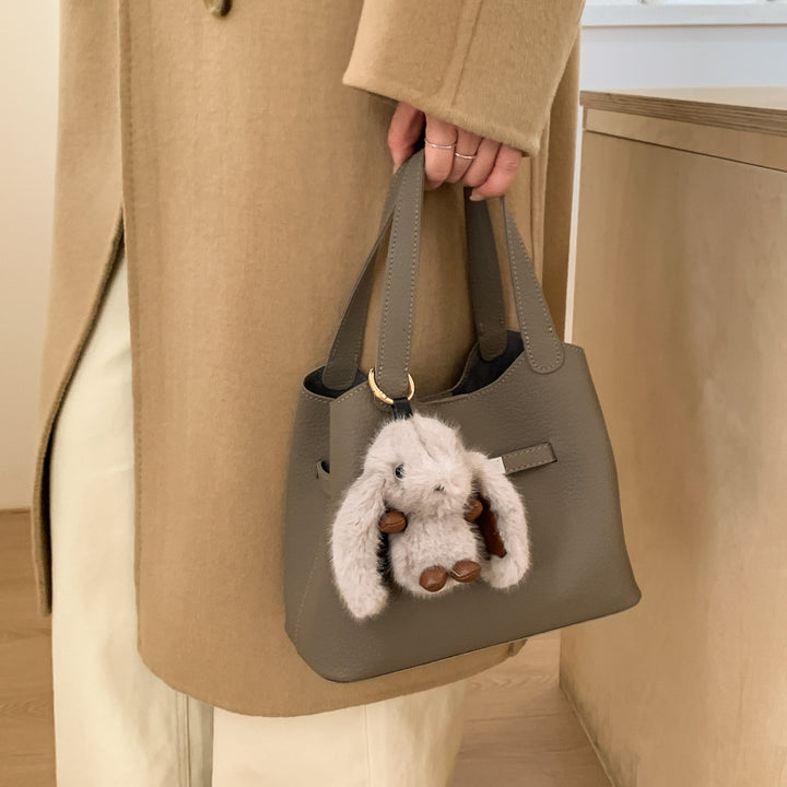 Damen Schultertasche mit charmantem Plüschanhänger Nord Taschen