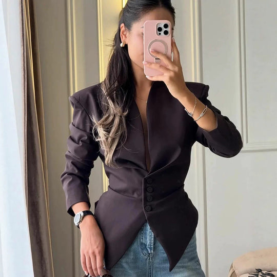 Damen Taillierter Blazer mit spitz zulaufendem Saum und tiefem V-Ausschnitt Nord Taschen