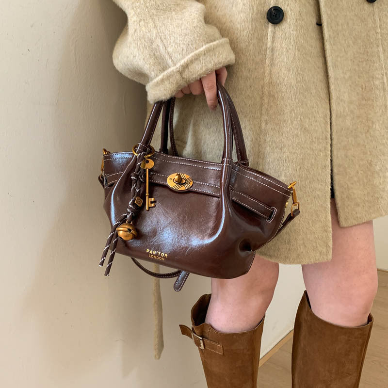 Damen Handtasche mit luxuriösem Leder und modischem Anhänger Nord Taschen