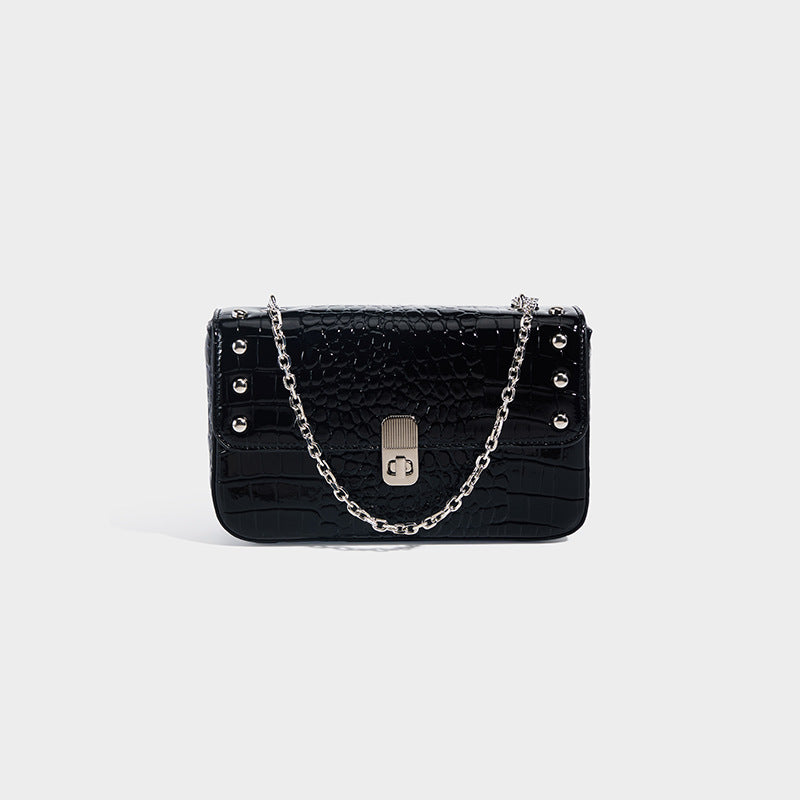 Damen Clutch mit eleganter Kroko-Optik und modischen Metallakzenten Nord Taschen