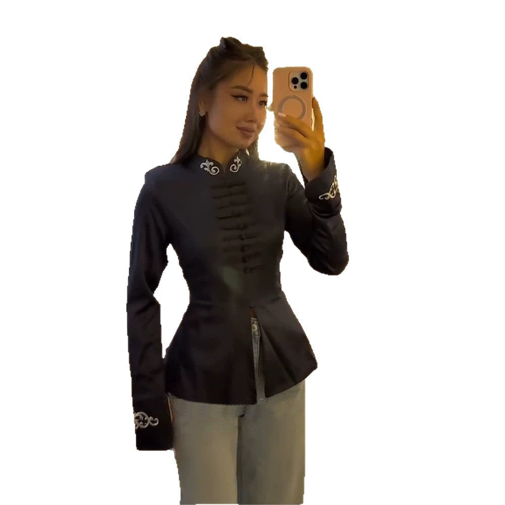 Damen Tailliertes Satin-Jackett mit Mandarinkragen, dekorativen Kordelverschlüssen und bestickten Manschetten Nord Taschen