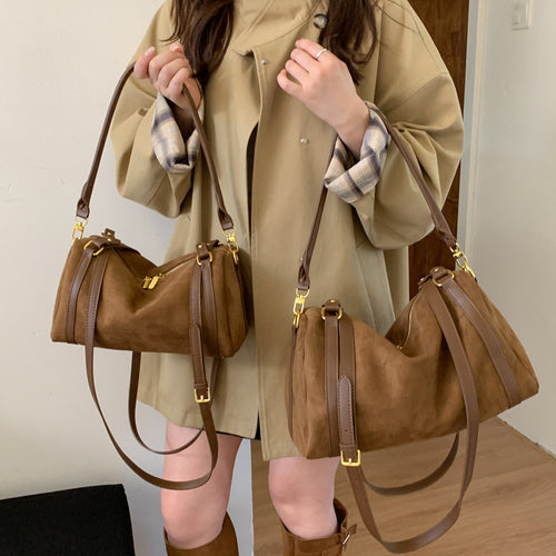 Damen Schultertasche aus weichem Wildleder mit eleganten Details Nord Taschen