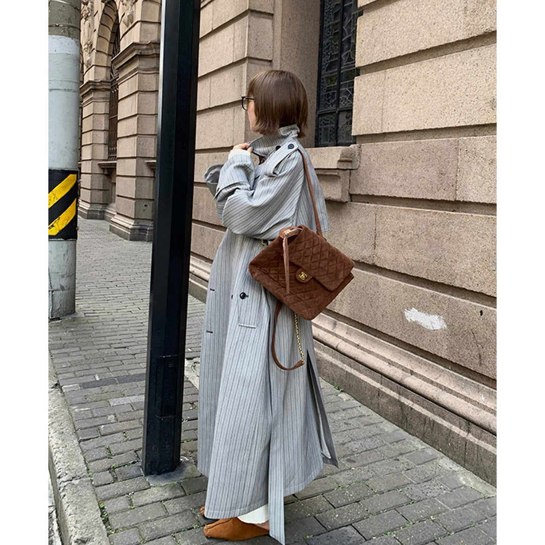 Damen Langer Nadelstreifen-Trenchcoat mit Bindegürtel Schulterpatten und ausgestelltem Saum Nord Taschen