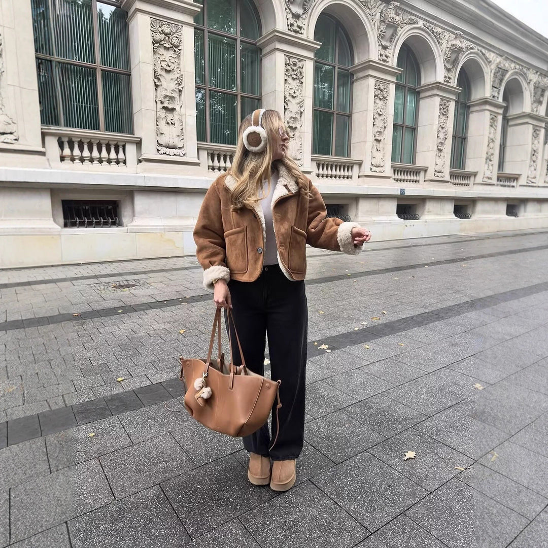 Damen Kurzjacke im Lammfell‑Look mit hohem Stehkragen und aufgesetzten Taschen Nord Taschen