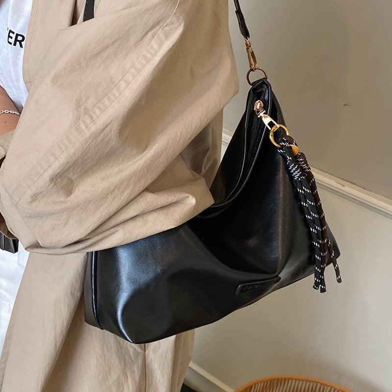 Damen Hobo-Tasche mit elegantem Design und dekorativem Quastenanhänger Nord Taschen