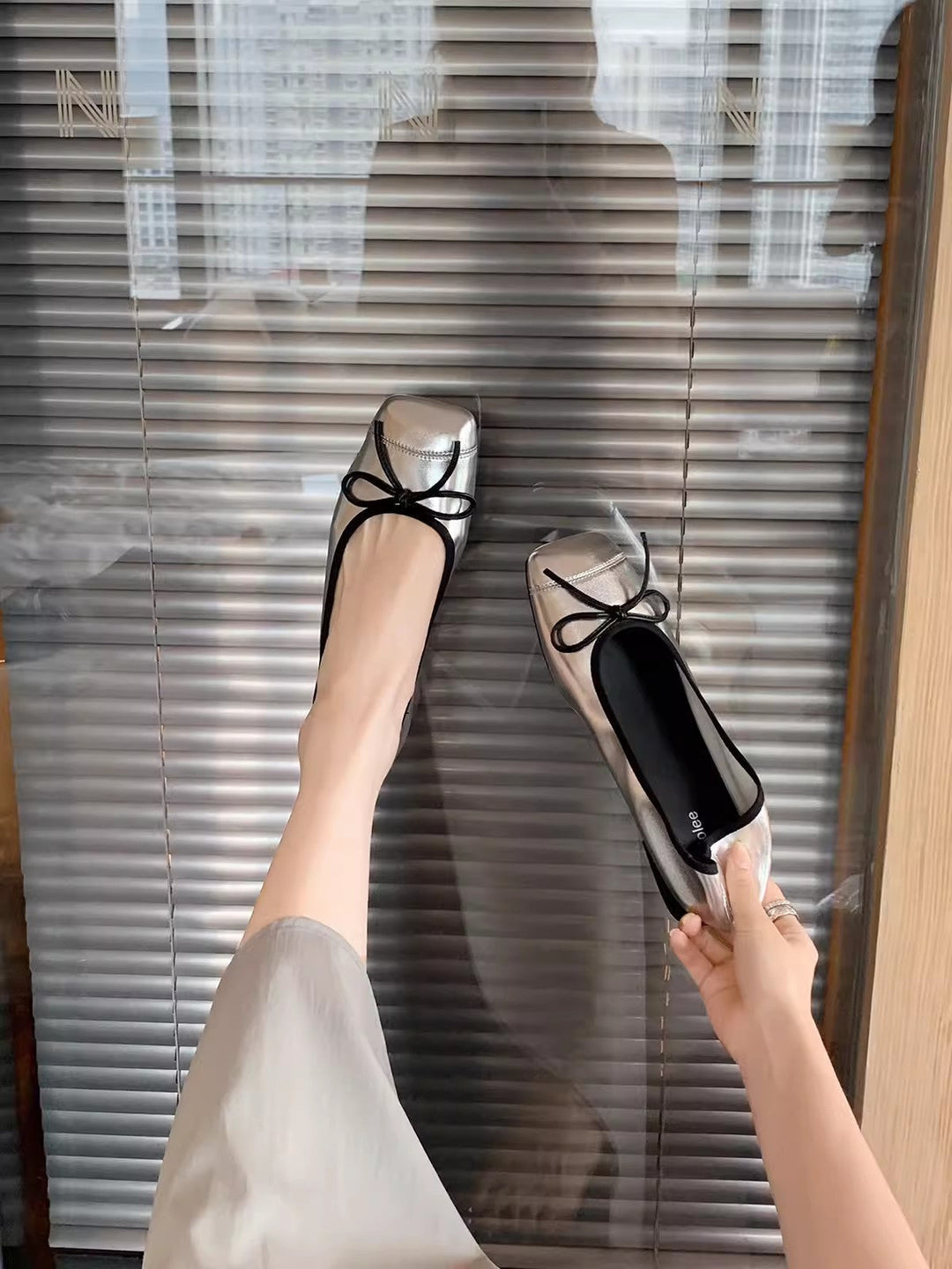 Damen elegante Ballerinas mit Schleifendetail und glänzender Schuhspitze