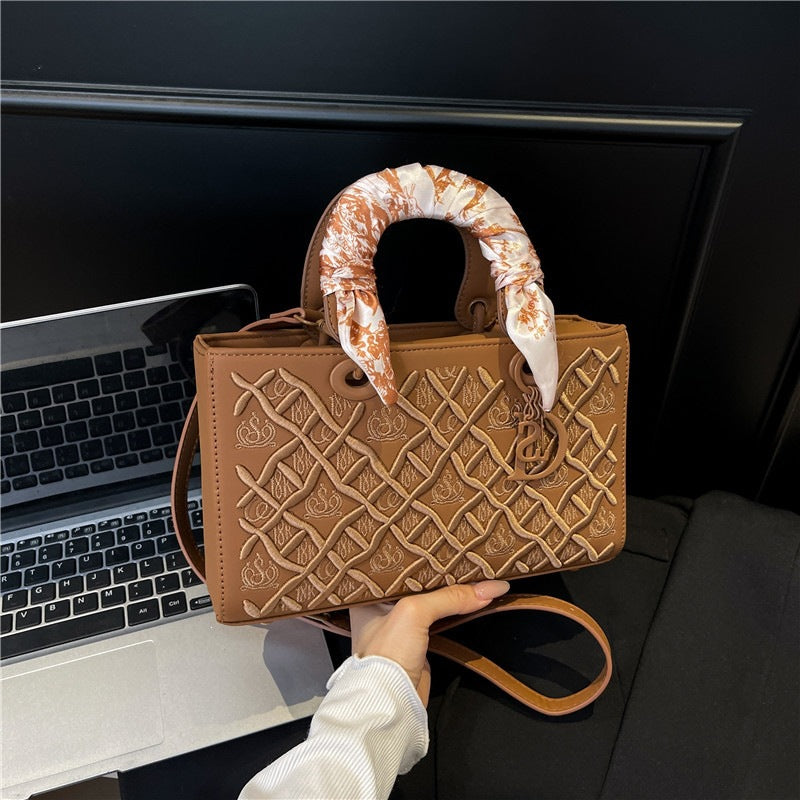 Damen elegante Handtasche mit strukturiertem Design und modischem Halsschal Nord Taschen