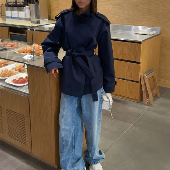 Damen Kurztrenchcoat mit Bindegürtel, hohem Stehkragen und Schulterklappen Nord Taschen