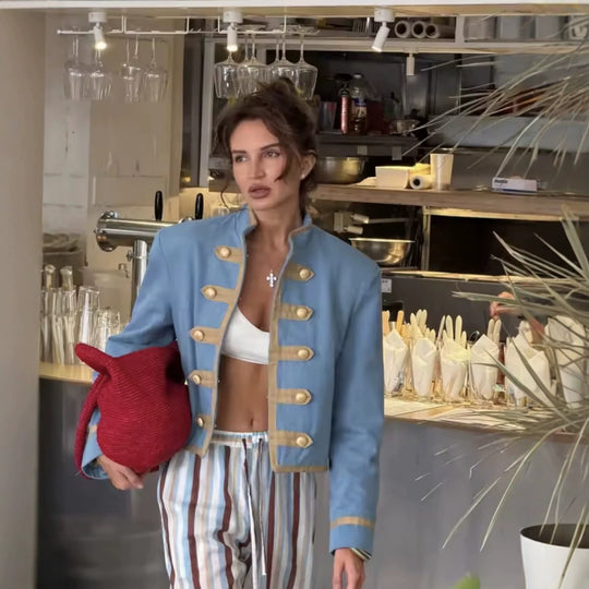 Damen Kurzblazer im Offiziersstil mit goldenen Zierleisten und Stehkragen Nord Taschen