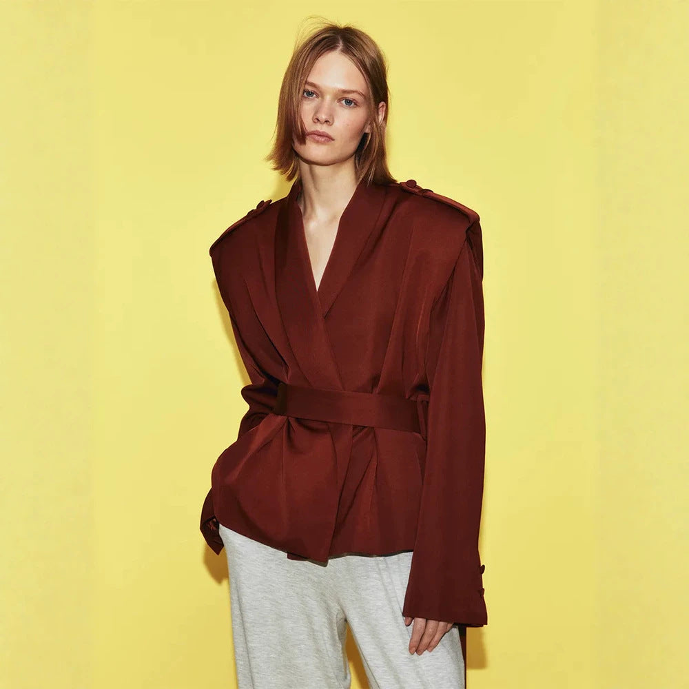 Damen Taillierter Wickelblazer mit breitem Gürtel und dekorativen Schulterklappen Nord Taschen