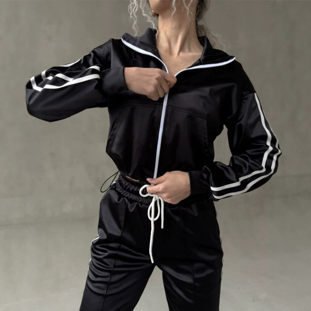 Damen glänzender Satin-Trainingsanzug mit Kontraststreifen, Reißverschlussjacke und Tunnelzughose Nord Taschen