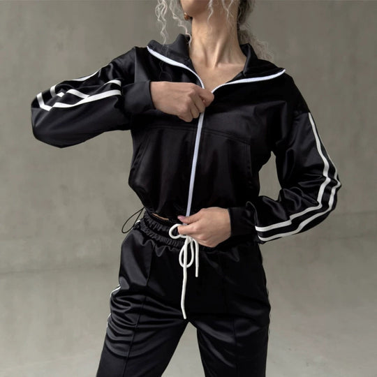 Damen glänzender Satin-Trainingsanzug mit Kontraststreifen, Reißverschlussjacke und Tunnelzughose Nord Taschen