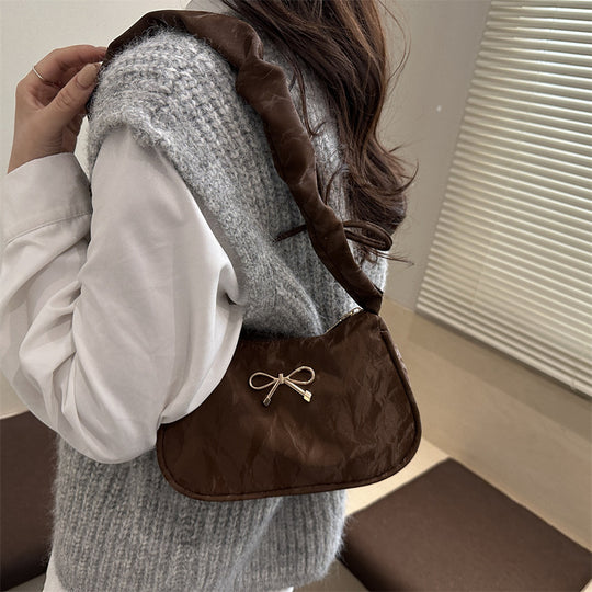 Damen Umhängetasche mit geschmeidigem Stoff und dekorativem Rüschengriff Nord Taschen