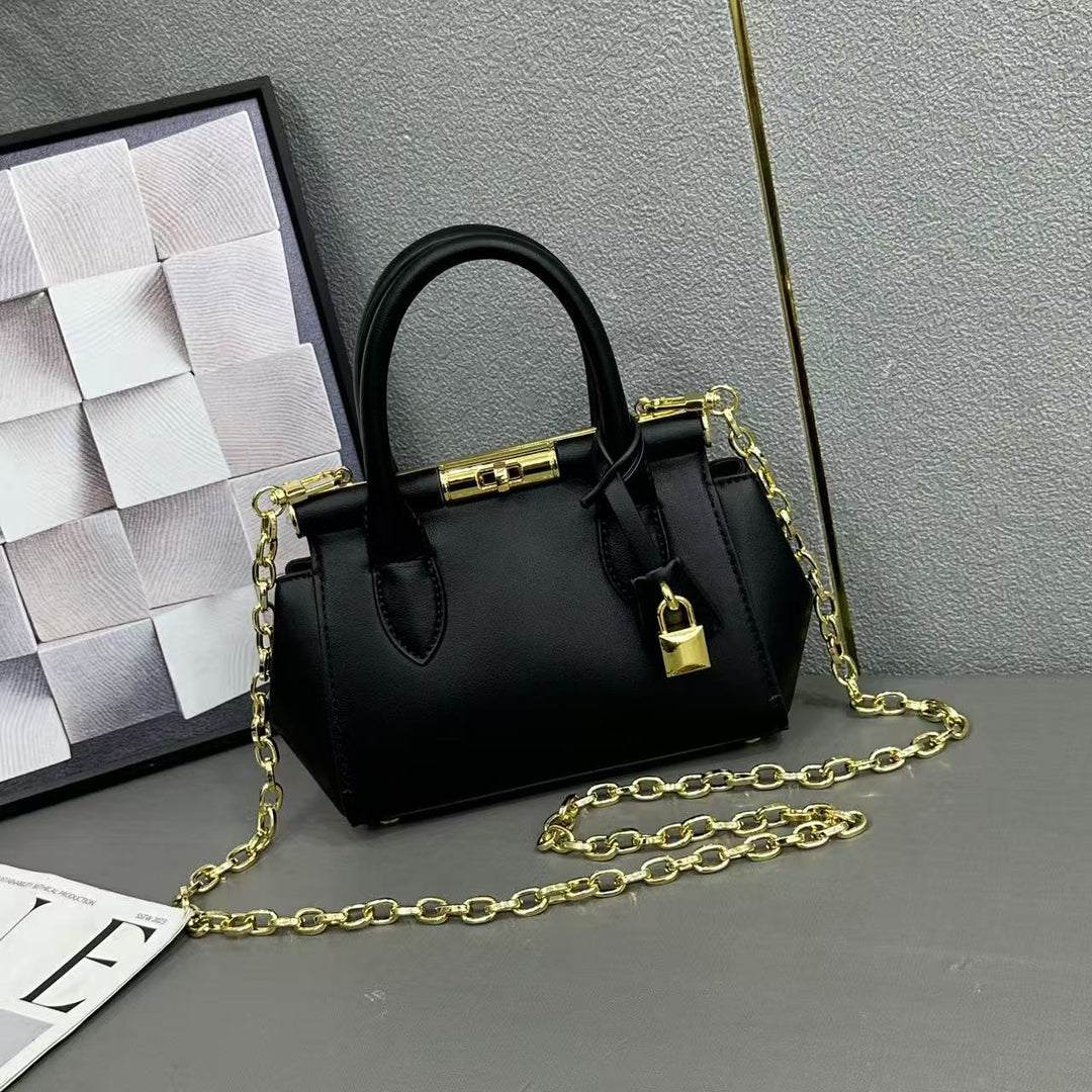 Damen Handtasche im strukturierten Design mit goldener Kette Nord Taschen