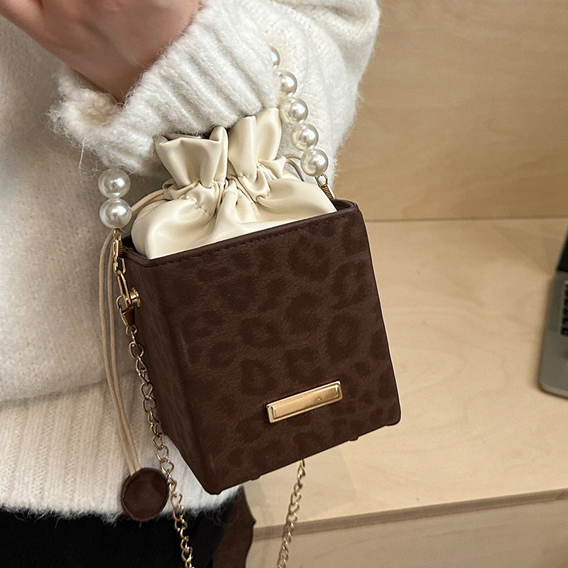 Damen elegante Beuteltasche mit Ketten- und Perlendesign Nord Taschen