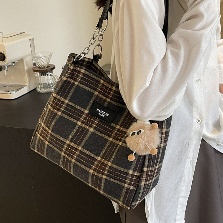 Damen Shopper-Tasche mit kariertem Design und verspieltem Plüschanhänger Nord Taschen