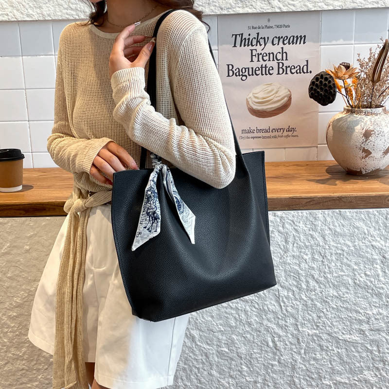 Damen elegante Tragetasche mit geschmeidiger Lederstruktur und modischem Schal Nord Taschen