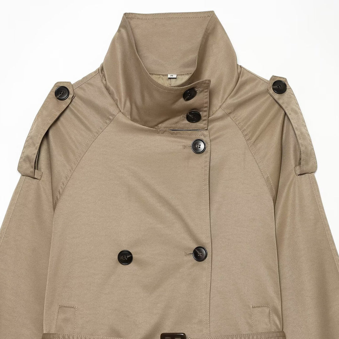 Damen Kurze taillierte Trenchjacke im Cape‑Look mit hohem Funnelkragen und Schnallenmanschetten Nord Taschen