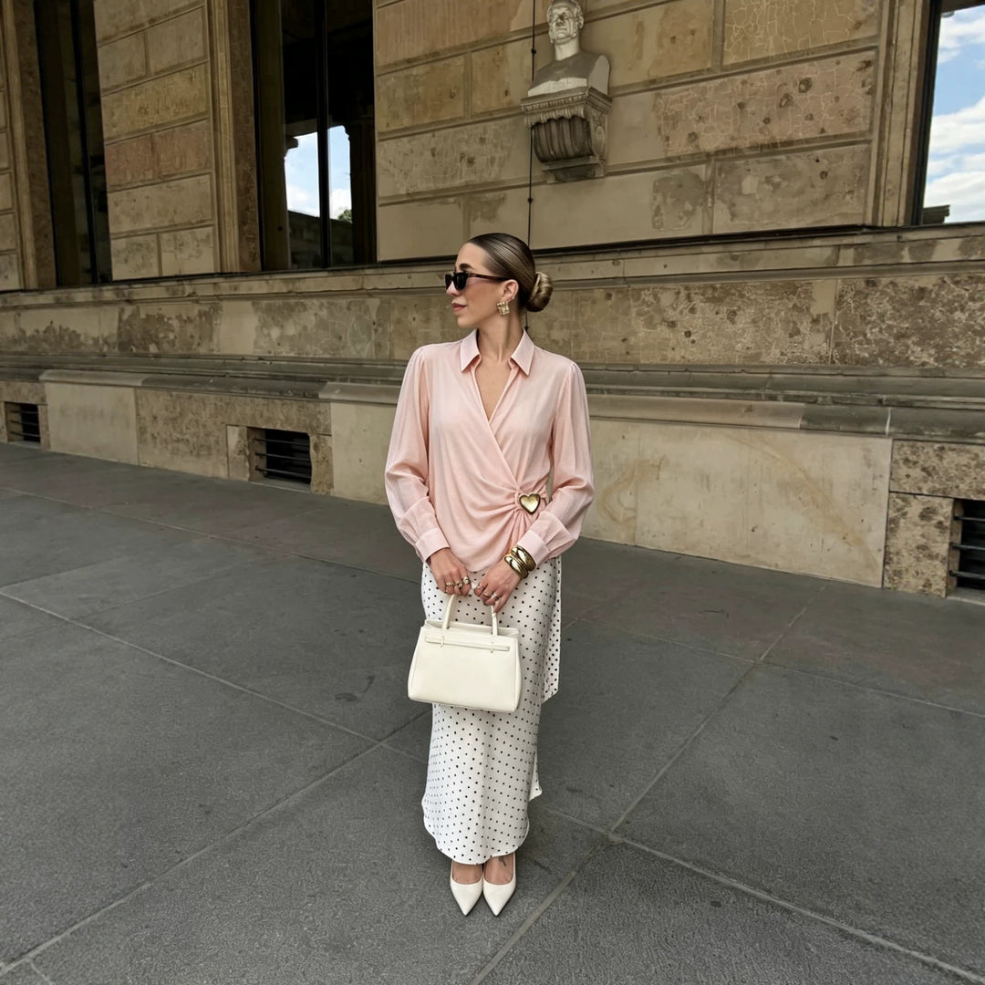 Damen Wickelbluse aus seidigem Crêpe mit Drapierung, tiefem V‑Ausschnitt und goldem Zierknopf Nord Taschen