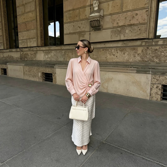 Damen Wickelbluse aus seidigem Crêpe mit Drapierung, tiefem V‑Ausschnitt und goldem Zierknopf Nord Taschen