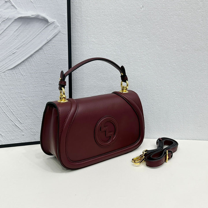 Damen Handtasche im eleganten Design mit goldenen Details Nord Taschen