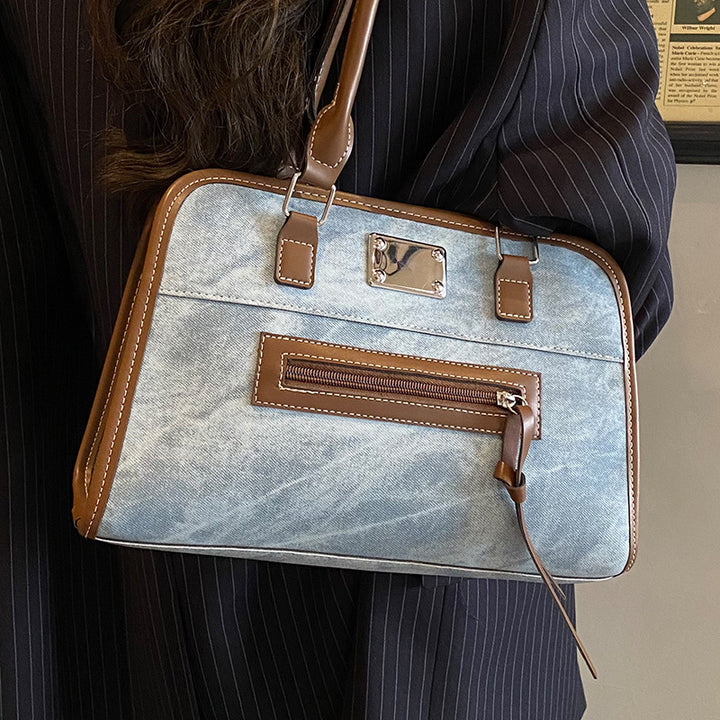 Damen Handtasche mit robustem Stoff und verspieltem Plüschanhänger Nord Taschen