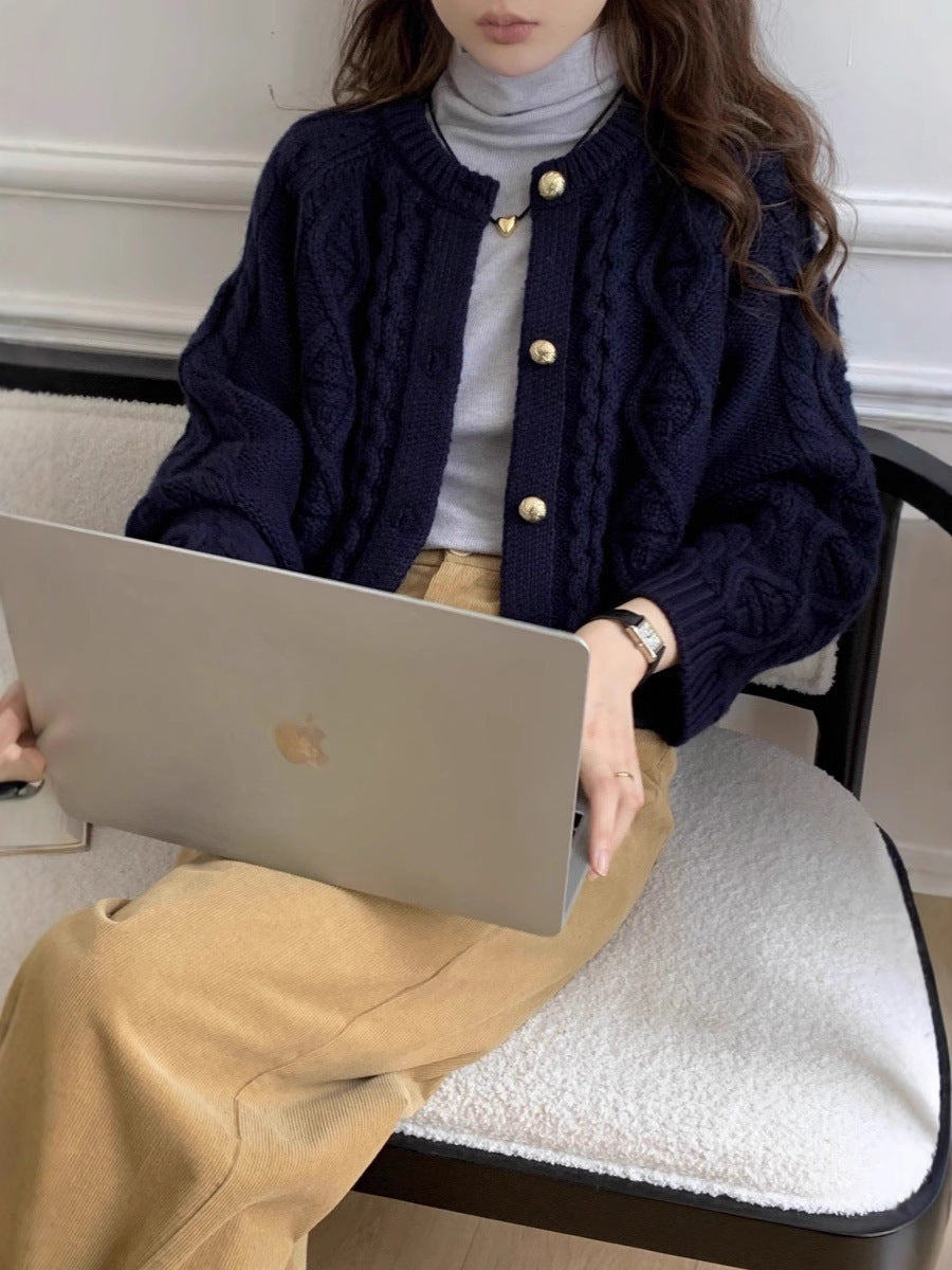 Damen Kurzer Zopfmuster-Cardigan mit goldenen Schmuckknöpfen Nord Taschen