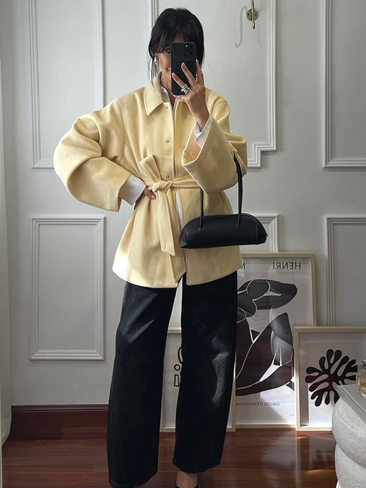 Damen Kurzmantel mit Bindegürtel, kastiger Oversize‑Silhouette und weiten Ärmeln Nord Taschen