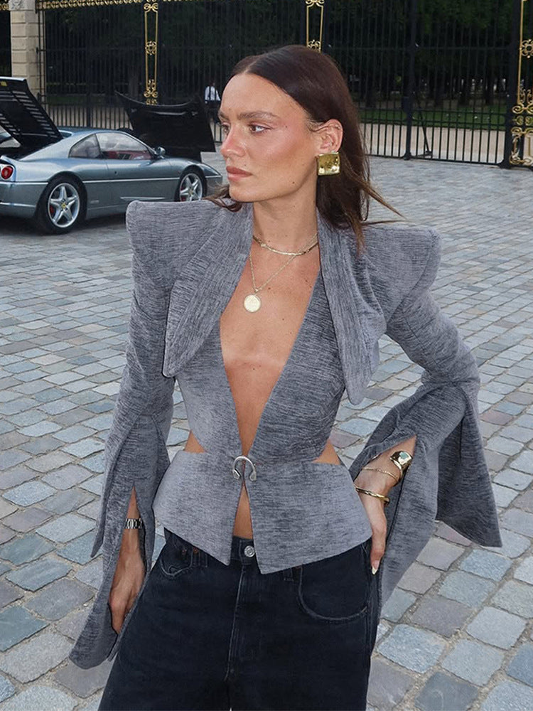 Damen Skulpturaler Peplum-Blazer mit tiefem V‑Ausschnitt, Cut-Outs und dramatischen Ärmelschlitzen Nord Taschen