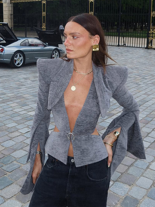 Damen Skulpturaler Peplum-Blazer mit tiefem V‑Ausschnitt, Cut-Outs und dramatischen Ärmelschlitzen Nord Taschen