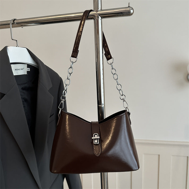 Damen elegante Handtasche mit stilvollem Kettenriemen Nord Taschen