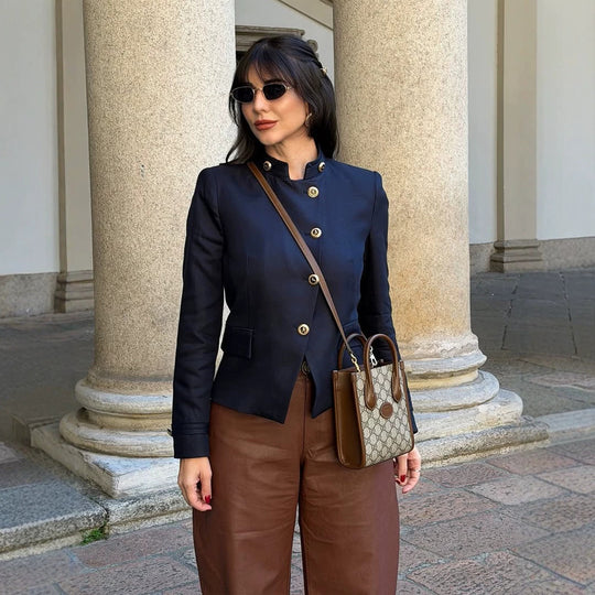 Damen Taillierter Blazer mit Stehkragen und goldenen Zierknöpfen Nord Taschen